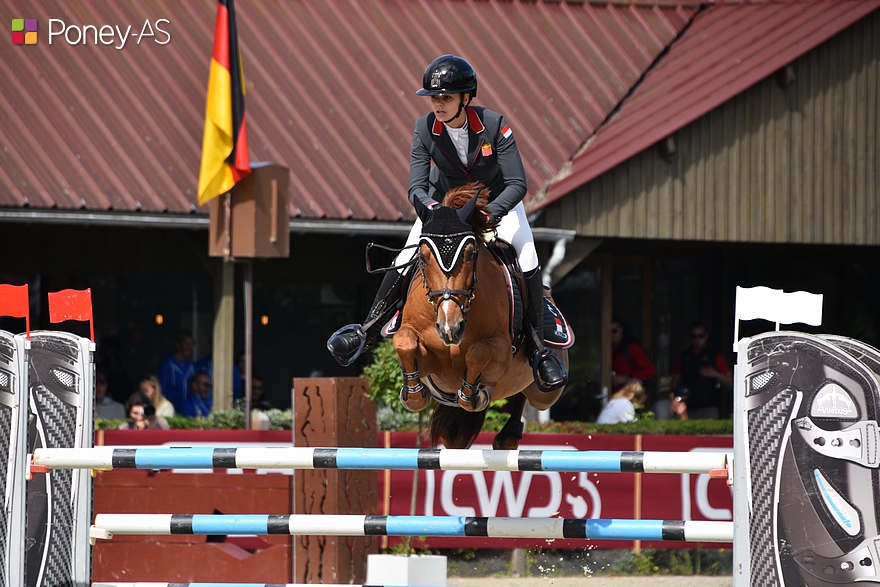 Après la première manche, la Monégasque Liv Piris pointe en tête du classement provisoire aux rênes de Batista de Treho - ph. Poney As