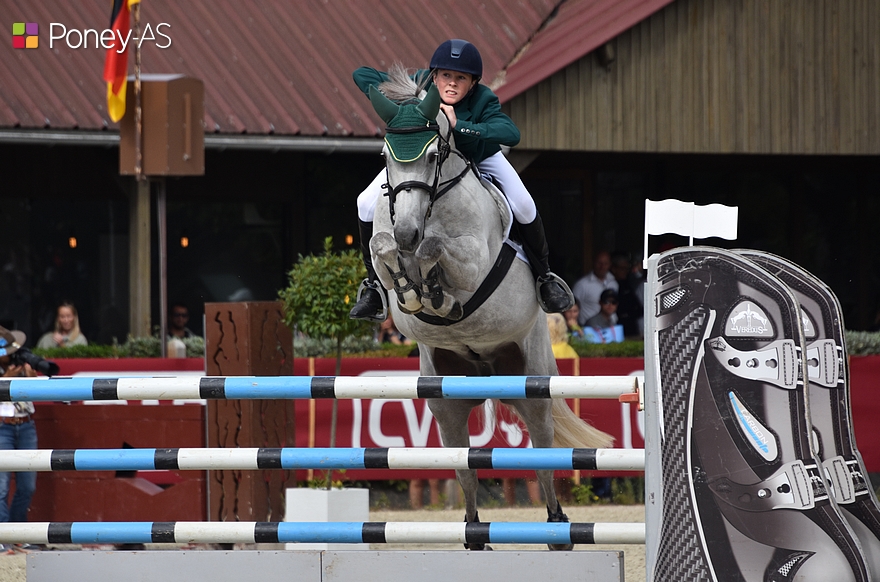 En selle sur son bondissant Western Ranger, Sam Widger fait partie des quatre couples sans-faute de l'équipe d'Irlande - ph. Poney As