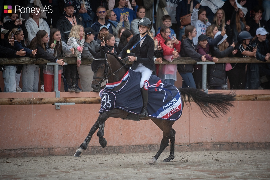 Brune Faivre et Énigme des Prés sont sacrées championnes de France, avec un score vierge ! – ph. Marine Delie