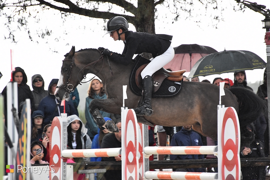 Élise Sikirdji et Good Boy du Prebas sont troisièmes après s’être élancés sur un barrage barré face à Lola Fleurance et Esquisse Grove – ph. Poney As