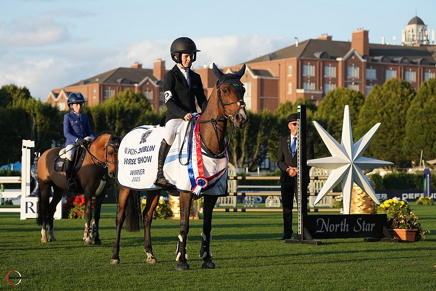 En selle sur The Million Dollar Baby, Ben O’Connor s’offre le titre de champion dans la catégorie de taille B – ph. Sportfot