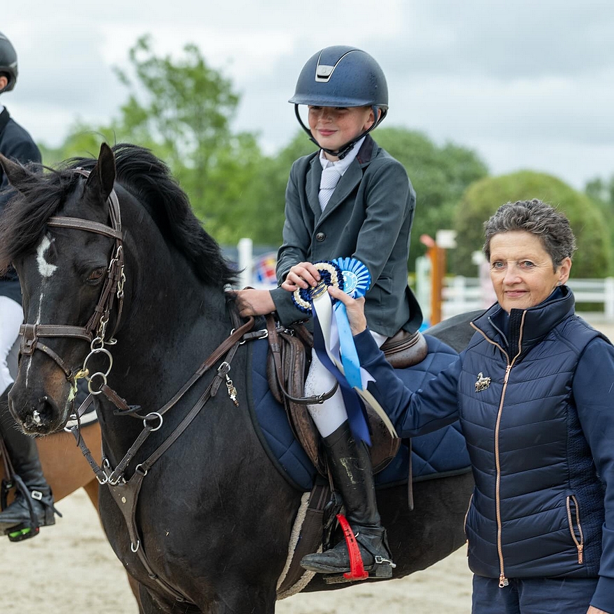 Harvey Oscar Foley a soulevé la coupe de la finale des poneys C. Il était associé au poney de la famille, Mayfly Green Peter, très grand gagnant sous la selle de ses frères – ph. coll. privée