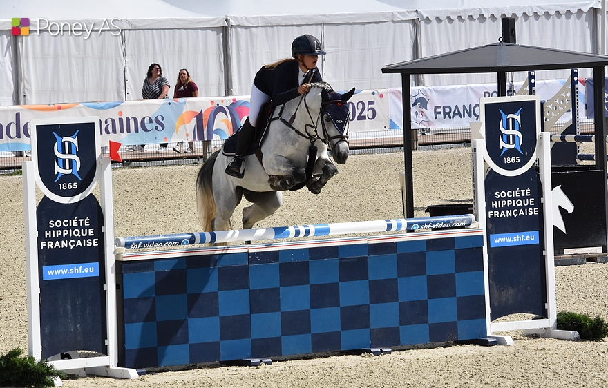 Sous la selle de Myla Moulin Teste, Jazall du Chapelan est gratifié du titre de champion des 6 ans D – ph. Poney As