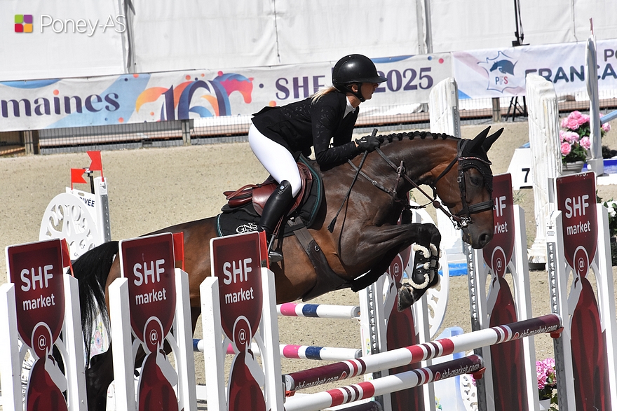 Autrice elle aussi de quatre sans-faute, E.T.'S Princesa Z est sacrée vice-championne de France associée à Pauline Henry – ph. Poney As