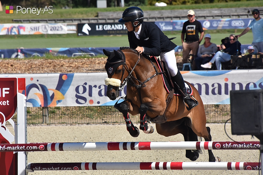 Triple sans-faute et fautive au barrage, la championne des 6 ans D de l’an passé, Inception Alias, s’octroie une belle troisième place sous la monte juste du jeune Jules Demarcy – ph. Poney As