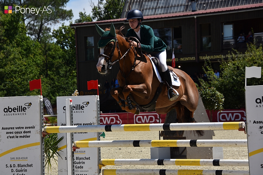 L'Irlandaise Lily Tunney, pénalisée de 8 points sur ce championnat, prend la 5e place avec son fidèle Fireman - ph. Poney As