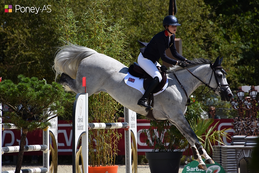 La Britannique Darcy Honeybunn Daisy Breen, s'est élancée au barrage pour la médaille d'or en selle sur One Saharah - ph. Poney As