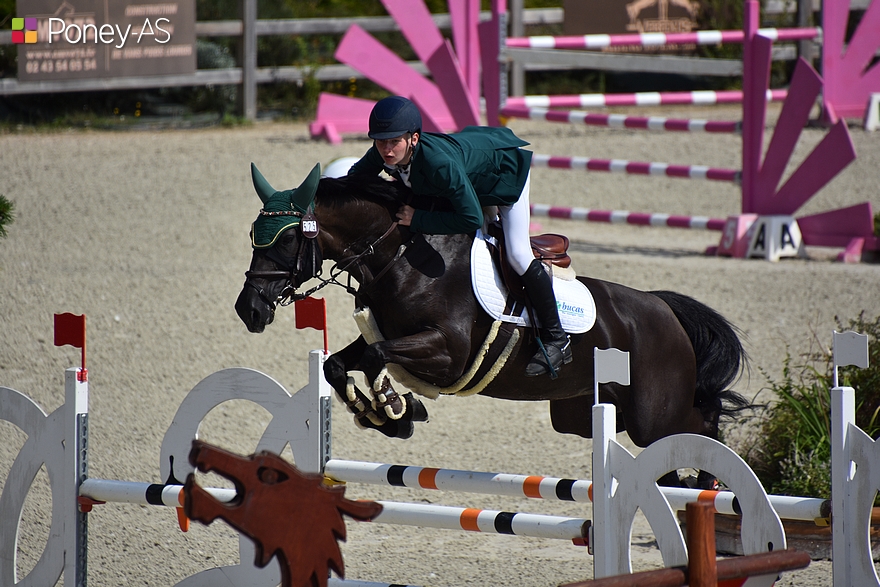 L'Irlandais Charlie Flynn s'est lui aussi élancé sur un barrage avec HK Zena. Il décroche le bronze et dame le pion à la britannique Sophia Rogers associée à Neil 55 - ph. Poney As