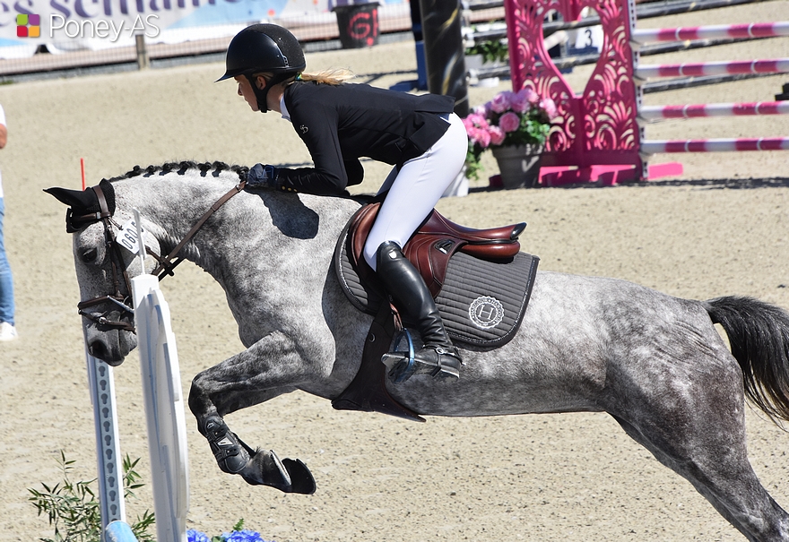 Montée par Morgane Ferchaud, Justice de l’Amazone s’adjuge le titre de championne de France des 6 ans D – ph. Poney As