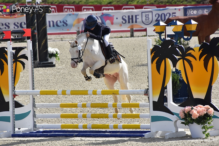 Après s’étre classé 2e l’an passé, Just Cream And Lays s’octroie la victoire en 6 ans B. Il était associé à la toute jeune Roxane Scherer – ph. Poney As