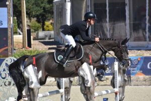 Quadruple sans-faute sous la selle de Dylan Ringot, Maguy d’Ecaussinnes s’est emparée du titre de championne des 7 ans – ph. Poney As
