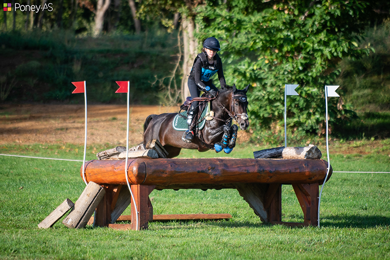 Léa Gizzi et Fantaisie d’Argent remportent l’As Poney 1 – ph. Marine Delie