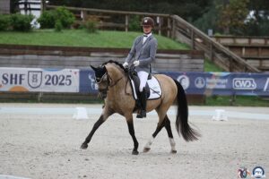 Le poney de selle allemand De Bellini décroche le titre de champion des 4 ans sous la selle d’Éva Grangeat – ph. PSV