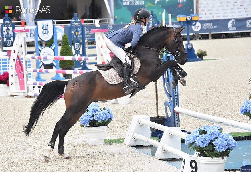 « Un jour, j’aimerais bien ramener la coupe ! », nous disait Morgane Ferchaud fin 2023. C’est chose faite en 2025 ! Ici sous la selle de l’excellent Galant de la Tour – ph. Poney As