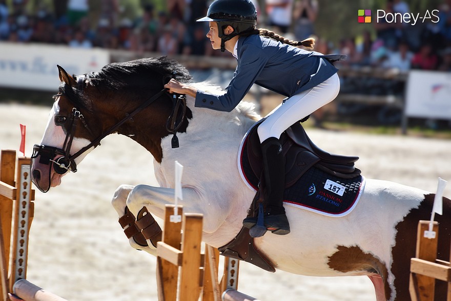 Vainqueurs de l’épreuve de vitesse, Anaé Quivaux et Dragibus du Rouget sont double sans-faute dimanche et s’offrent le Grand Prix As Excellence de Barbizon – ph. Poney As