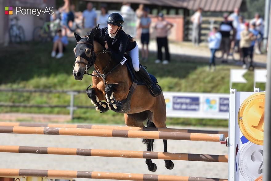 Auteure d’un doublé, Alicia Le Mée Cattiaux s’adjuge la victoire du Petit Grand Prix de La Nouaye avec Dinozzo d’Émery et la deuxième place avec Gold Éternel Poune’s - ph. Poney As
