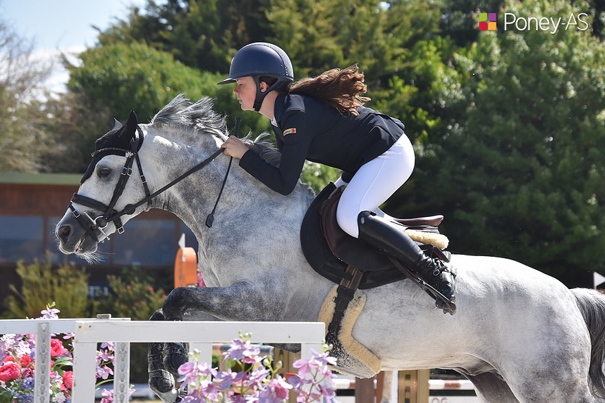 Dimanche dernier, Garance Seynhaeve Zimmer et Ecume d’Azur ont remporté l’épreuve à 1,25 m du CSIP de Liverdy-en-Brie – ph. Poney As
