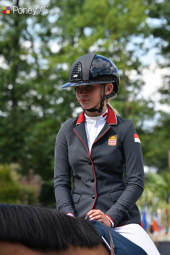 Sophia Aurélia George et Berlioz d’Henann s’imposent ce matin dans l’épreuve du CSIP à 1,25 m – ph. Poney As