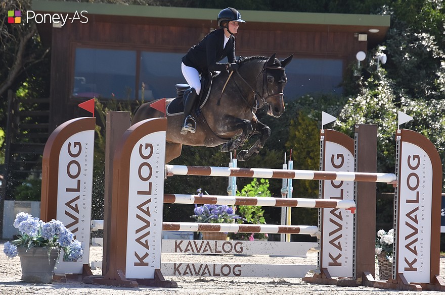 Gabrielle Richard, ici aux rênes de son poney Connemara Badboï Ar Kamenn, signe un doublé à Muret – ph. Poney As