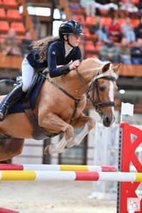 Alicia Le Mée Cattiaux a soulevé la coupe du Grand Prix As Excellence. Elle montait au Mans l’étalon Gold Eternel Poune’s – ph. Les Garennes