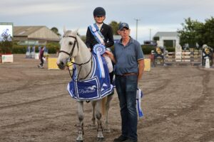 Ted Fagan, ici sur une remise des prix en Irlande, s'est s’adjugé hier le Grand Prix du CSIP d’Opglabbeek aux commandes de Ballyfore Rosie - ph; Coll. privée