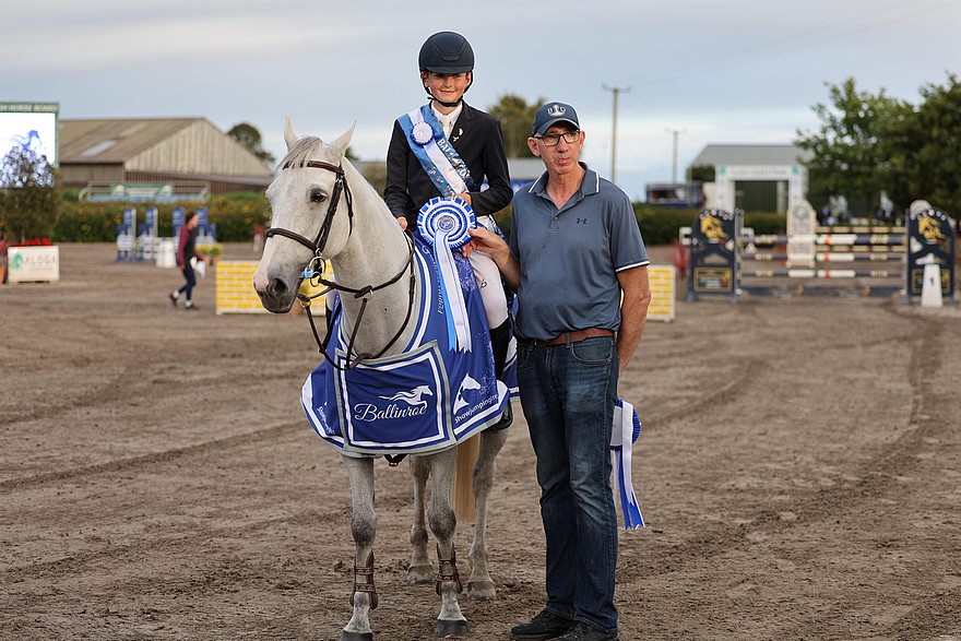 Ted Fagan, ici sur une remise des prix en Irlande, s'est s’adjugé hier le Grand Prix du CSIP d’Opglabbeek aux commandes de Ballyfore Rosie - ph; Coll. privée