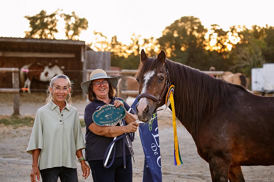 Hélios Love de Cé photographié en juin dernier à l'occasion de ses 30 ans, aux côtés de son éleveuse Emmanuelle Rabillon et de la présidente de l'AFPNF, Patricia Cerina - ph. coll. privée