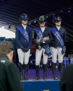 Sophia Aurélia George remporte l'édition 2025 de la finale du Jumping Ponies’ Trophy. Selma Hundborg Dresler et Victoire Chapalain complètent le podium - ph. Jumping de Mechelen