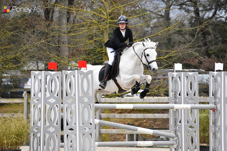 Sans faute, Manon de Malezieu et Emblème du Ham remportent le Petit Grand Prix, ex aequo avec Lola Fleurance et Valma de Fougnard – ph. Poney As
