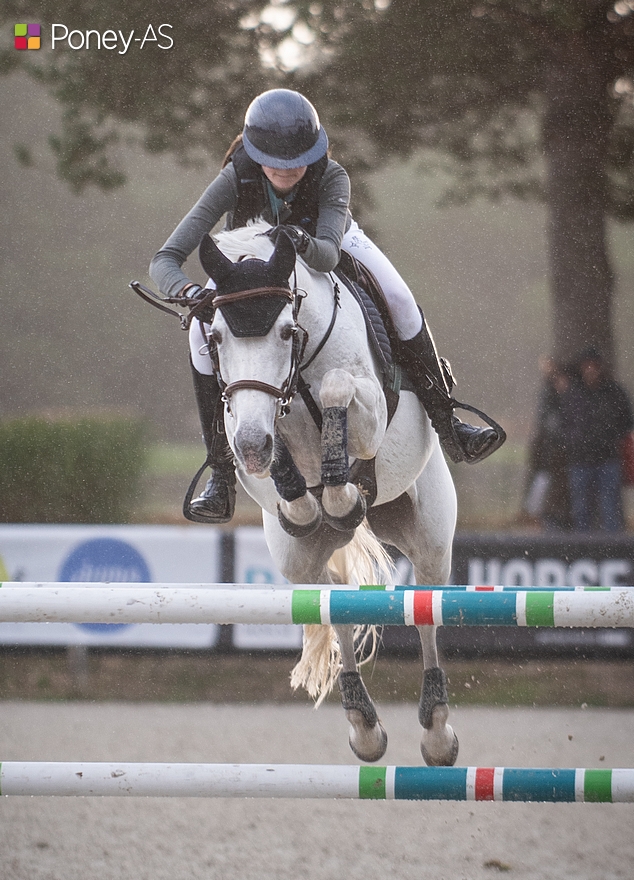 Julia Frisch, double 0, remporte le Grand Prix du CSIP de Cluny avec Boréale de Linkey – ph. Marine Delie