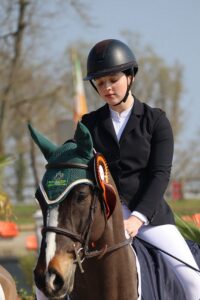L’Irlandaise Ciara Cash et Poncho 29 s’emparent du Grand Prix du CSIP du Mans – ph. Les Garennes / Pôle Européen du Cheval