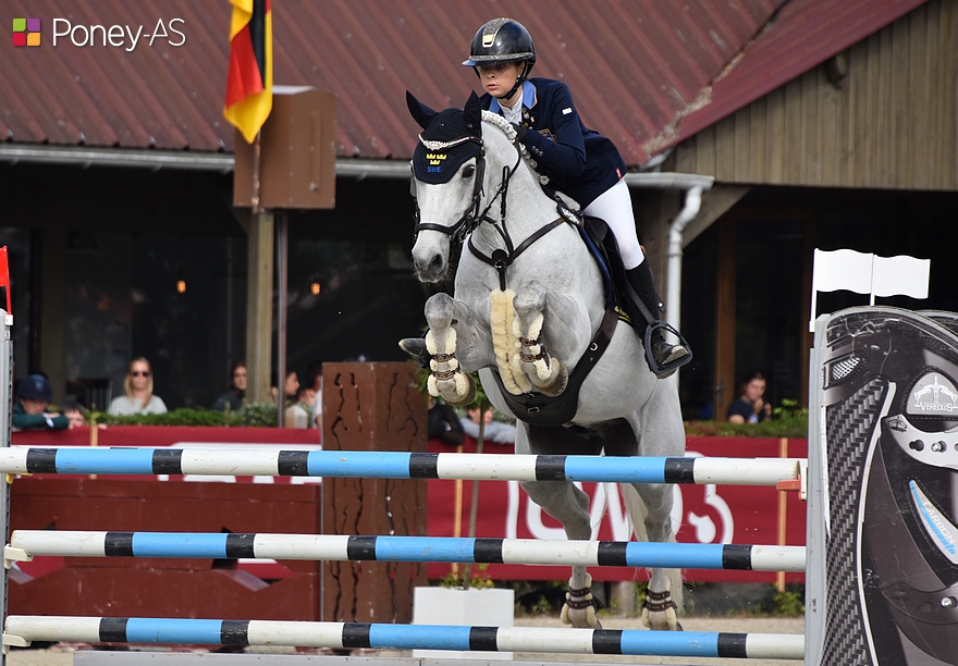 Lilli Mellström et Sparkling Lackaghmore Joey ont signé un joli double sans-faute gagnant dans le Grand Prix du CSIP d’Opglabbeek - ph. Poney As
