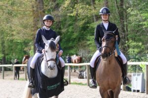Meghan Besancenot Fayolle, en selle sur Ivresse de Jomat, remporte l’épreuve du jour à 1,25 m du CSIOP de Compiègne. À ses côtés, Victoire Duhamel, associée à Habanera du Loir, prend la troisième place – ph. Émilie Rosset