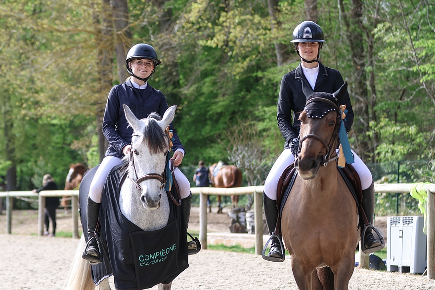 Meghan Besancenot Fayolle, en selle sur Ivresse de Jomat, remporte l’épreuve du jour à 1,25 m du CSIOP de Compiègne. À ses côtés, Victoire Duhamel, associée à Habanera du Loir, prend la troisième place – ph. Émilie Rosset