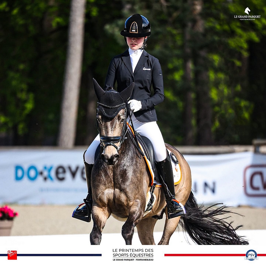 La jeune Néerlandaise Fabiënne Raijmakers, en selle sur Wrong Is Right, obtient les meilleurs scores de l’Individuelle et de la Kür – ph. PSV