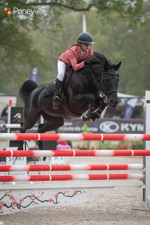 Anna Pouzadoux Brille s'est classée neuvième du Grand Prix du CSIOP de Compiègne avec Harmony de Curaine, soit la meilleure performance française - ph. Marine Delie