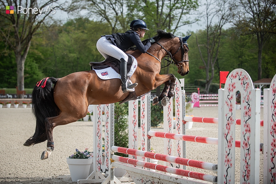 Sophia Rogers et son génial Neil 55 s’adjugent le Grand Prix du CSIOP de Compiègne – ph. Poney As
