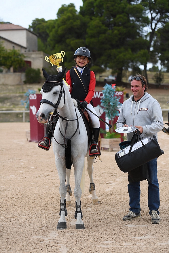Emma Riviera et Foehn d’Hurl’Vent signent la meilleure performance du Grand Prix As Excellence de Nîmes. Ici lors de la remise des prix de la TDA du Haras de la Gesmeray.