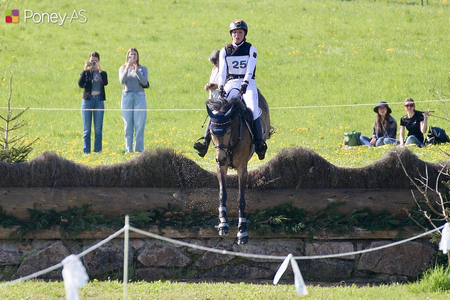 L'expérimentée cavalière allemande Lea Brügger s'est emparée de la tête du test de dressage associée à Golden Girl’s Nelly - ph. Maéva Montret