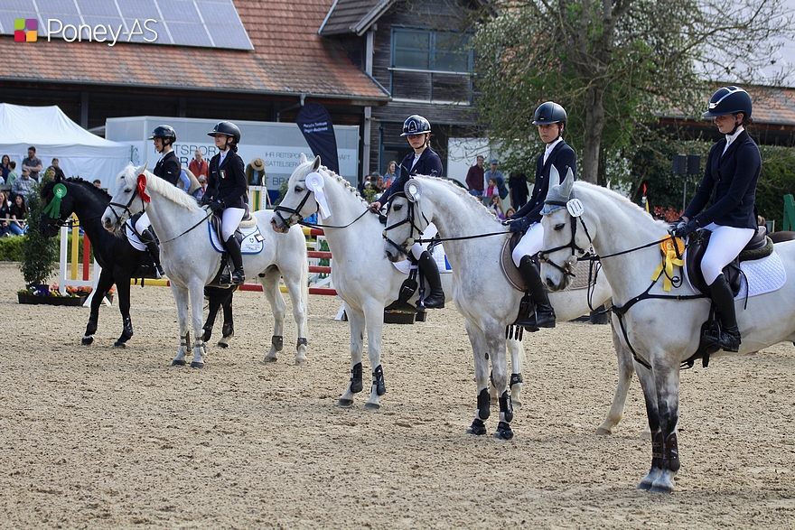 Au bout du suspense, l’Italienne Isabella Owers, en selle sur Astronautes Voyage, remporte cet international devant l’Allemand Justus Hayessen aux rênes de Miss Windsor et le couple tricolore Émilie / Uriel - Maéva Montret