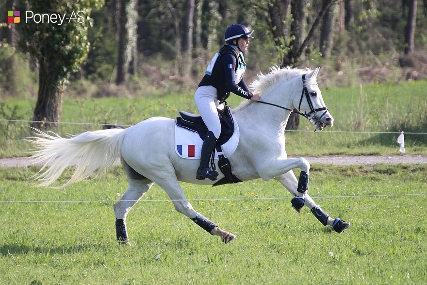 Émilie Aunac et Uriel de Tassine, meilleur couple tricolore après l'épreuve de fond, se positionnaient alors au pied du podium - ph. Maéva Montret