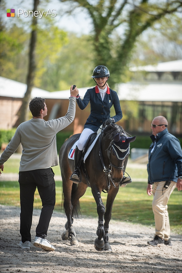 Week-end 100 % sans faute pour les championnes de France. Brune Faivre et Énigme des Prés ont en prime remporté le Grand Prix As Excellence. - ph. Marine Delie
