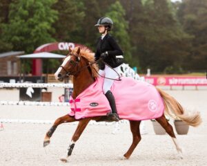 Le Grand Prix du CSIP du BIP revient à Hortense de Beaulieu et Champagne d’Ar Cus. Deux autres étalons PFS complètent le podium : Eye Catcher de Lourcq, sous la selle de Camille Estrade et Fifi de l’Ermitage, monté par Clovis Grébert - ph. Karhan Photography