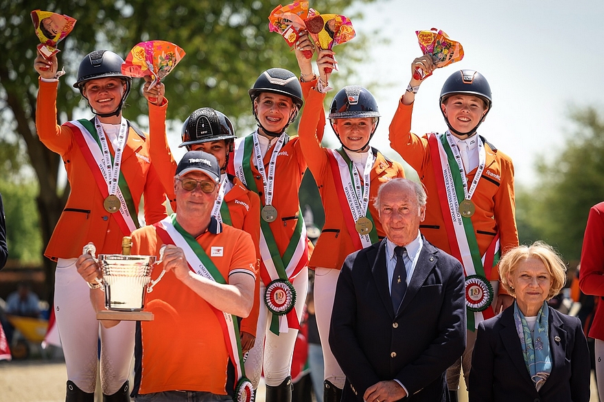 Les cavalières néerlandaises sur la plus haute marche de la Coupe des nations de Busto Arsizio - ph. Etrea Sport Horses