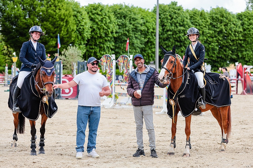 Remise des prix des Grands Prix de Pompadour. De gauche à droite : Clémence Rebeix en selle sur Demoiselle der Lenn, gagnante de l’As Poney Élite et Angélique Ney, juchée sur Blue Bird, récompensée dans l’As Excellence 