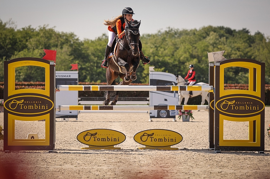 Pénalisée de quatre points sur son premier tour, Soleil Bravenboer, associée à la ponette française Vagalam Merveilles, a ouvert la voie à la série de parcours sans faute de son équipe néerlandaise en seconde manche. - ph. Etrea Sport Horses