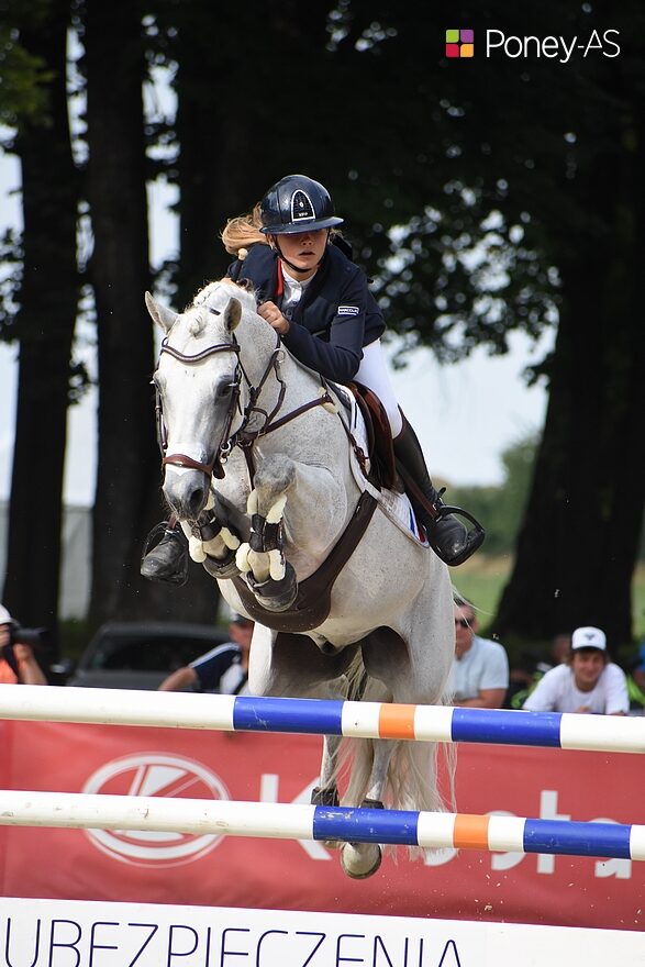 Anna Szarzewski et Vaughann de Vuzit sur la piste des championnats d’Europe de Strzegom en 2021 – ph. Poney As