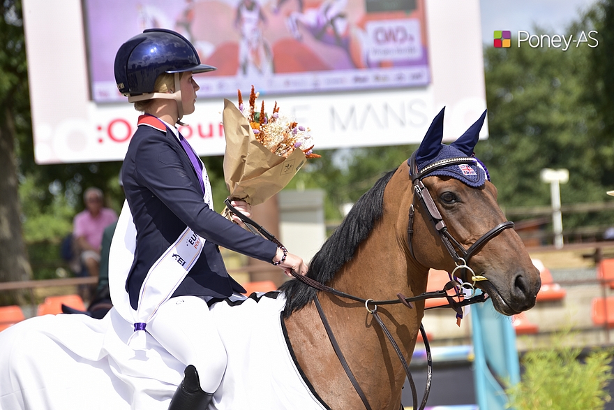Sophia Rogers, pilier de l’équipe britannique avec Neil 55, décroche l’or collectif et est deuxième du classement provisoire individuel – ph. Poney As