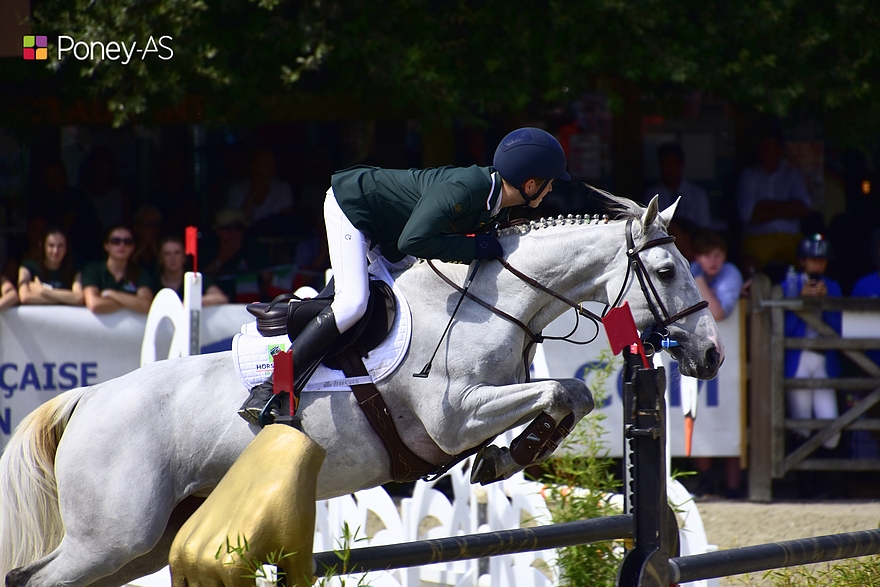 L’Irlandais Ted Fagan, en selle sur Ballyfore Rosie, en tête du classement individuel, est sacré vice-champion d’Europe par équipes – ph. Poney As