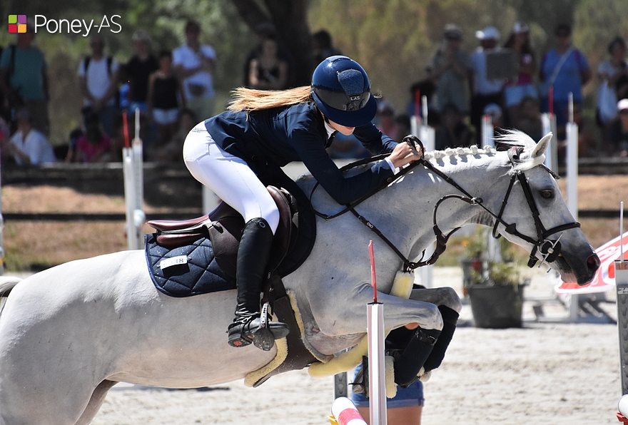 Lou de Sousa et Australe de la Sorges ont conclu leur championnat sur le podium. Une faute lors de l’ultime manche n’aura pas empêché le couple de s’offrir une belle médaille de bronze ! - ph. Poney As